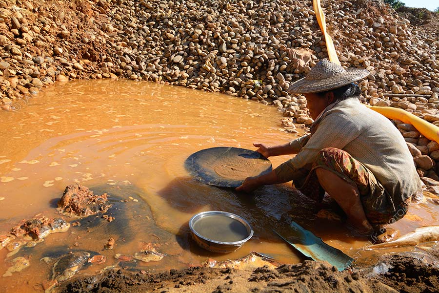Rýžování zlata v nelegálním zlatém dole v severní Barmě
