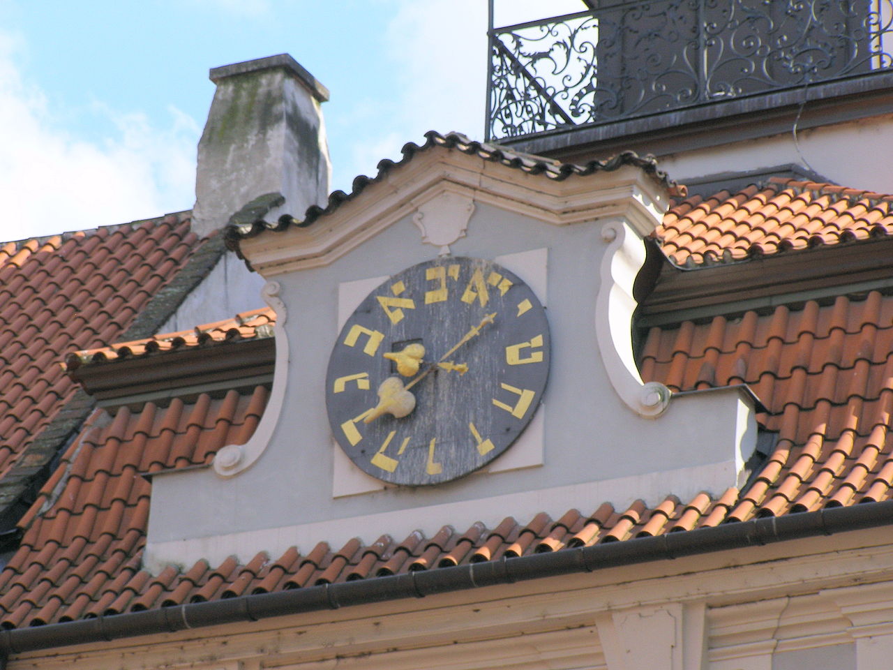 Vysoká synagoga v Praze, hodiny jdou v "protisměru"