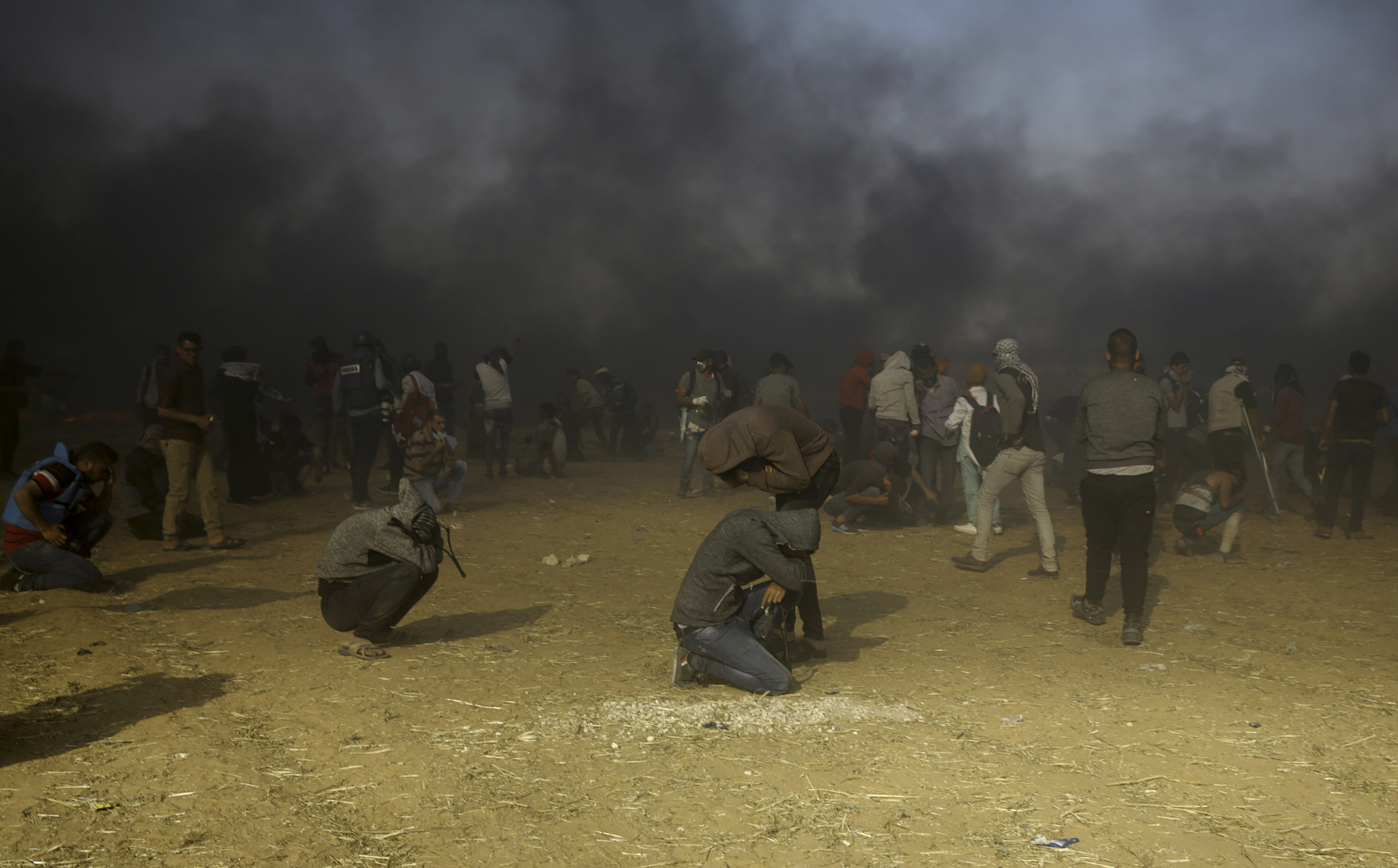 Početná skupina hází po vojácích kamení a zápalné láhve, pouští na izraelské území hořící létající draky a vyvolává požáry