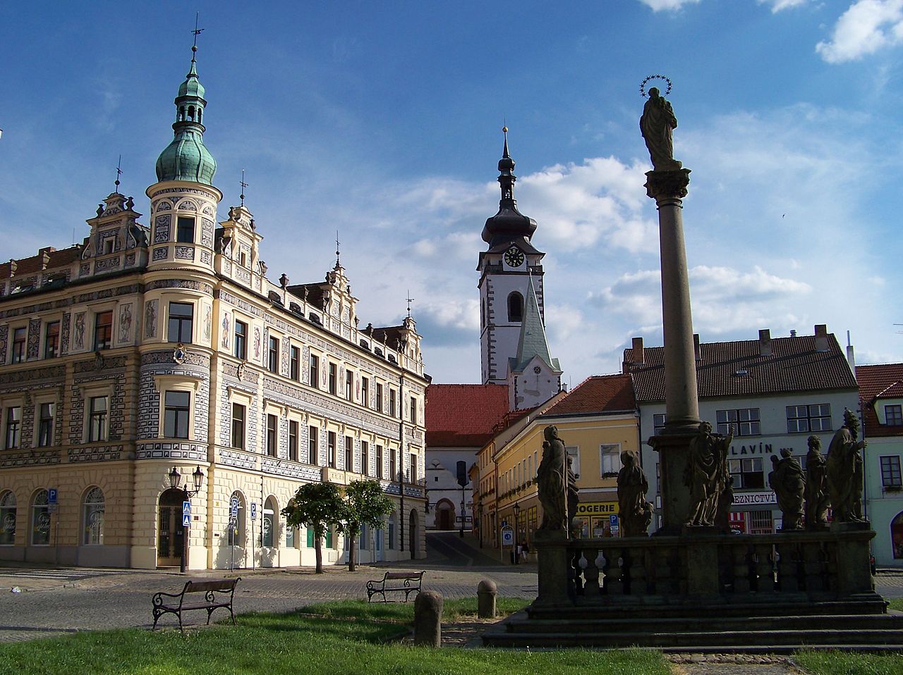Morový sloup v Písku, v pozadí kostel Narození Panny Marie Morový sloup v Písku, v pozadí kostel Narození Panny Marie