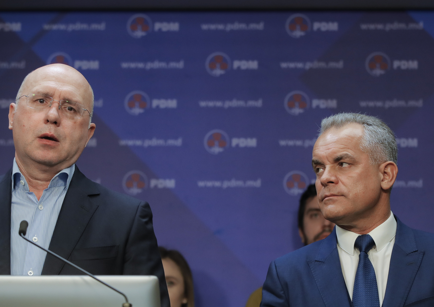 Moldavský premiér Pavel Filip (vlevo) a lídr vládnoucí demokratické strany Vlad Plahotniuc 