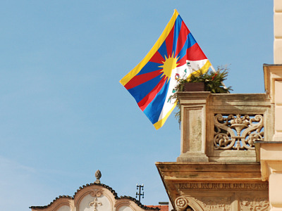 Tibetská vlajka vlaje z pardubické radnice
