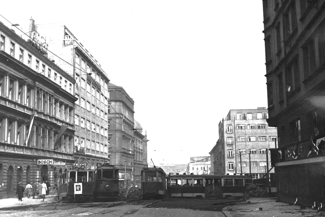 Barikády před budovou rozhlasu v Praze v roce 1945. 