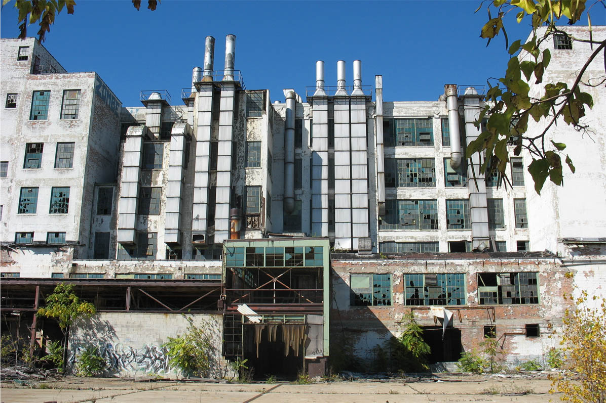 Opuštěná továrna v Detroitu