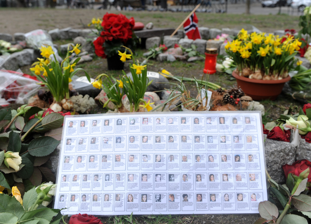 Třetí den soudního procesu s atentátníkem Breivikem. Před katedrálu v Oslu,vyrostlo srdce, na které pokládají lidé květiny a svíčky. 