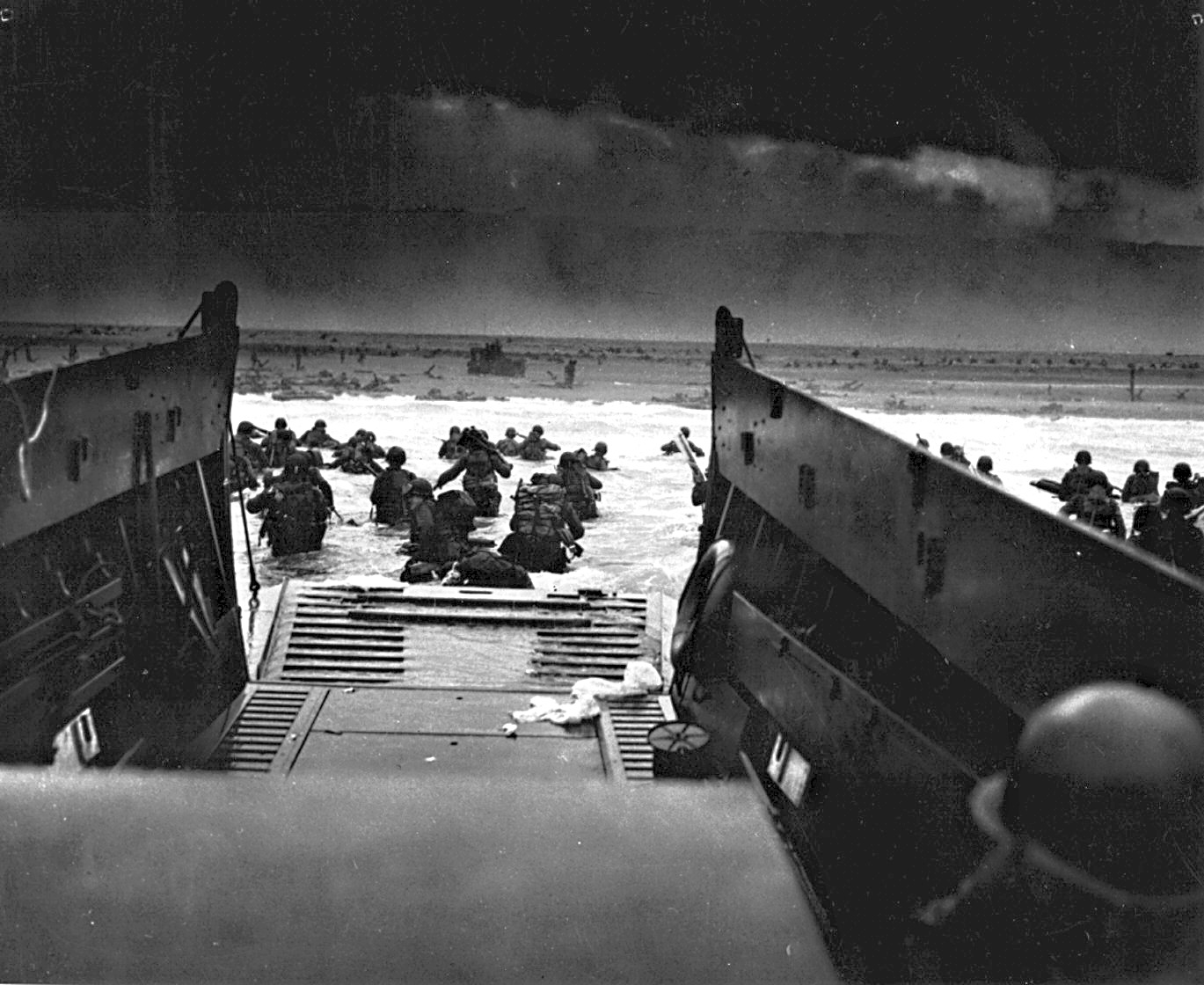 Vylodění v Normandii na slavném snímku Roberta F. Sargenta, 6. června 1944