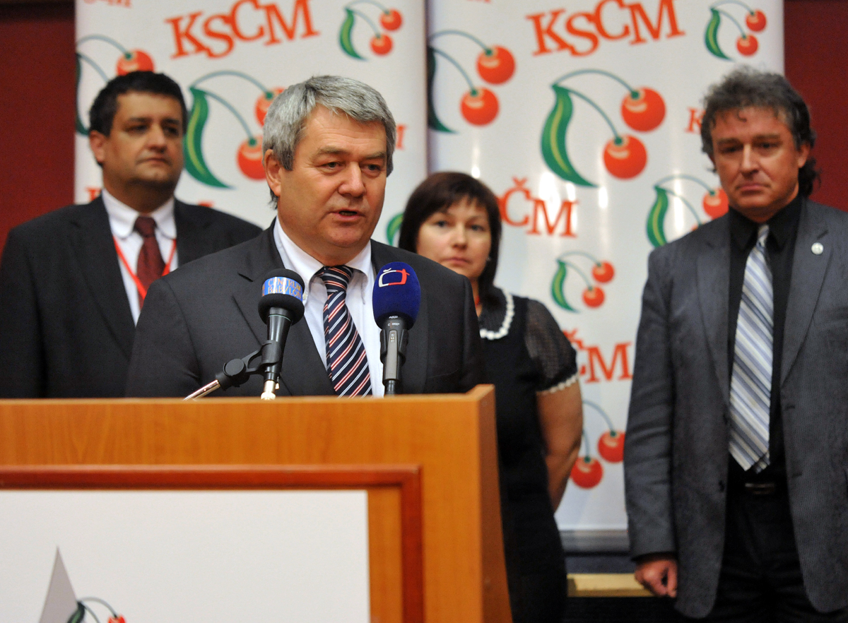 VIII. Sjezd KSČM v Liberci, (zleva) Petr Šimůnek, Vojtěch Filip, Miloslava Vostrá a Jiří Dolejš VIII. Sjezd KSČM v Liberci, (zleva) Petr Šimůnek, Vojtěch Filip, Miloslava Vostrá a Jiří Dolejš