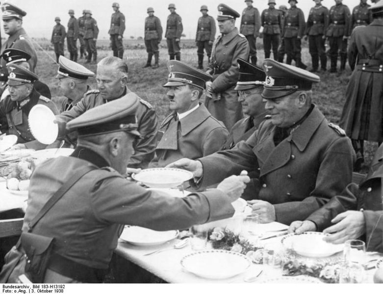 Hitlerova návštěva v Sudetech 3. 10. 1938 – Konrad Henlein vpravo vedle Adolfa Hitlera