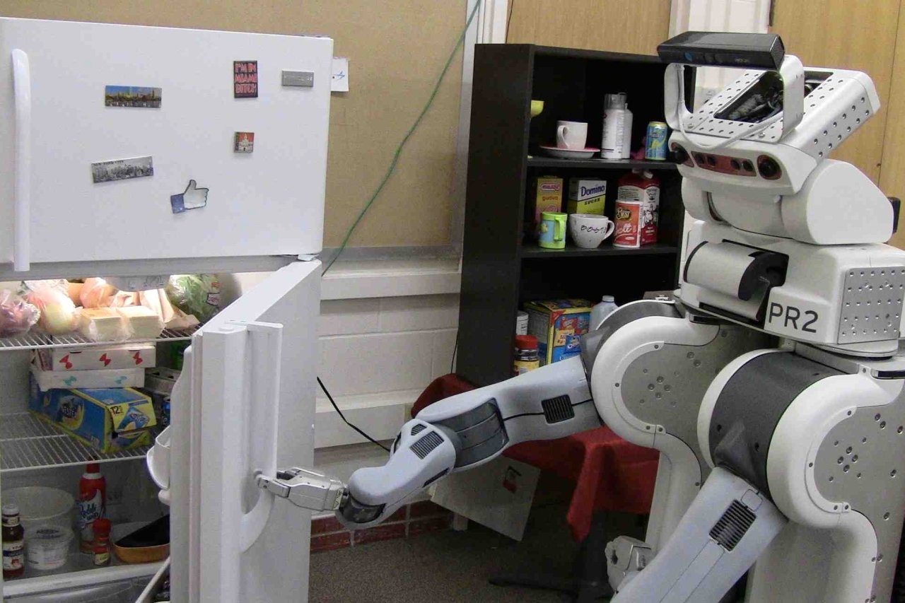 Robot Kodiak otevírá lednici