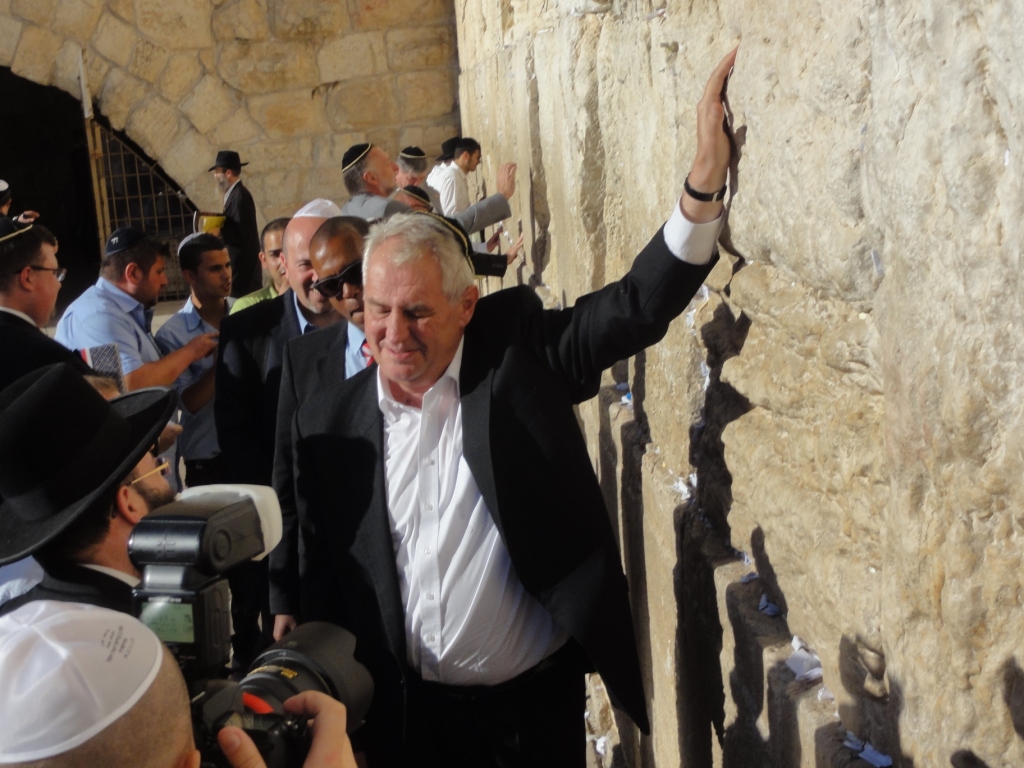 Miloš Zeman na prohlídce východního Jeruzaléma - u Zdi nářků