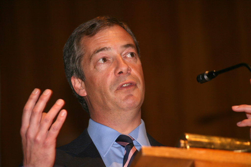Šéfem strany UKIP je Nigel Farage, bývalý obchodník s komoditami v londýnské City a paradoxně sám jeden z europoslanců 
