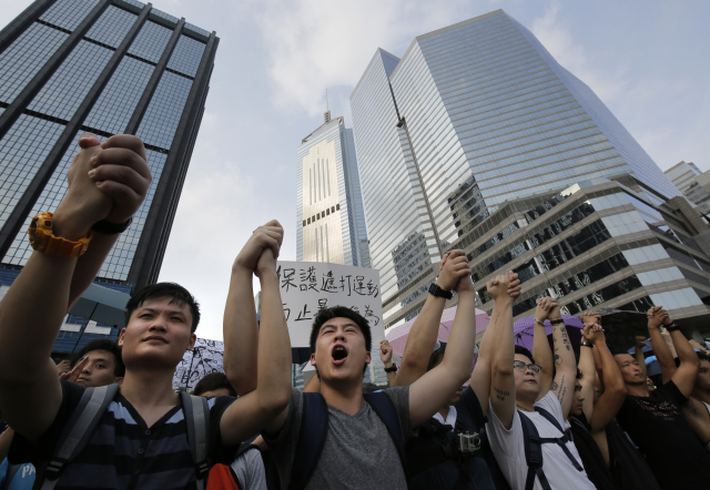 Desetitisíce studentů a dalších aktivistů v Hongkongu si nechtějí nechat líbit rozhodnutí čínských orgánů, že od roku 2017 bude možné vybírat tamní lídry jen z činovníků loajálních k čínskému režimu