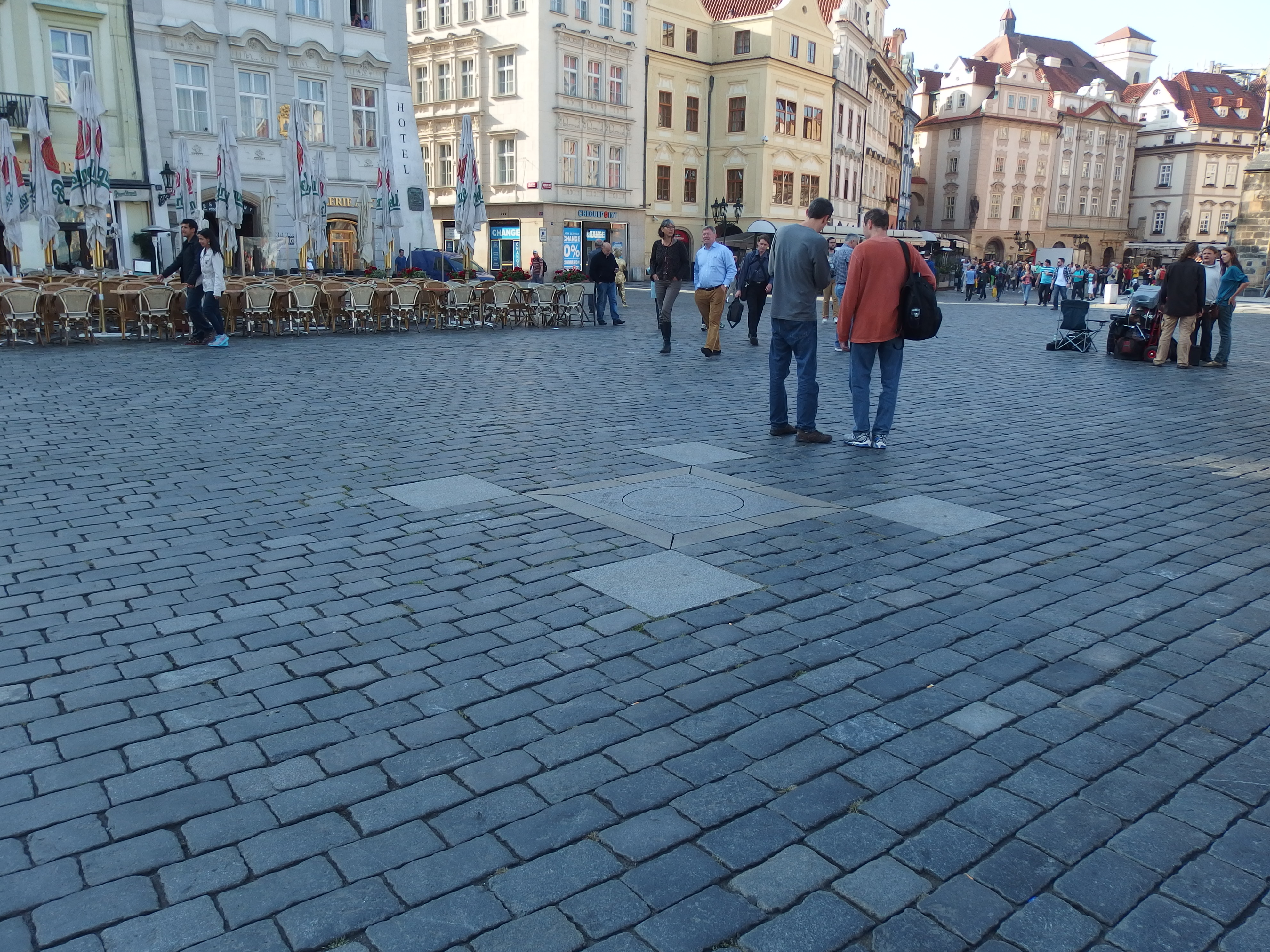 Původní místo Mariánského sloupu na Staroměstském náměstí v blízkosti pražského poledníku