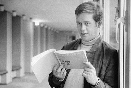 Václav Havel při návštěvě Schillerova divadla v Berlíně (1968) 03253127.jpeg