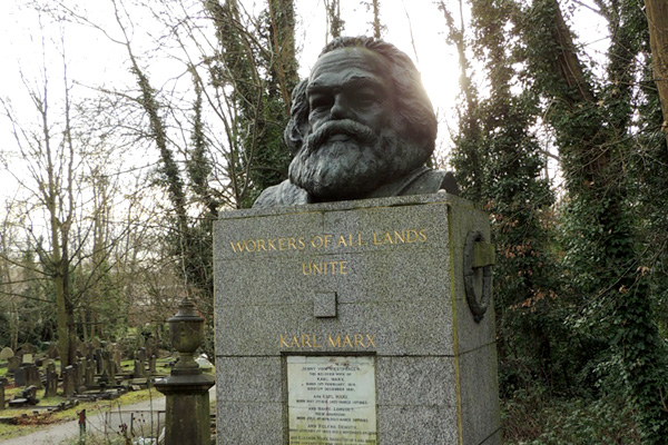 Karl Marx tu má pomník, ze kterého vyrůstá obří bronzová busta. Jejím autorem je socialistický sochař Laurence Bradshaw