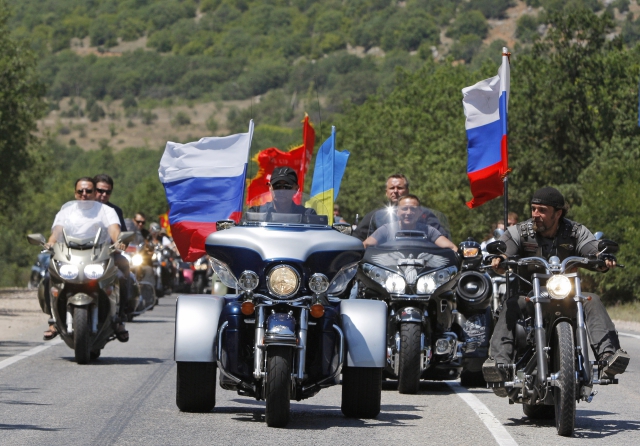 Vůdce Nočních vlků Alexandr Zaldostanov (vpravo) si rozumí s ruským prezidentem Putinem (snímek z roku 2010)