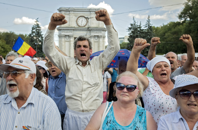 Nedělní demonstranti i obyvatelé rozrůstajícího se stanového městečka před budovou moldavského parlamentu se domáhají okamžité demise prezidenta Nicolae Timoftiho a vypsání předčasných parlamentních voleb