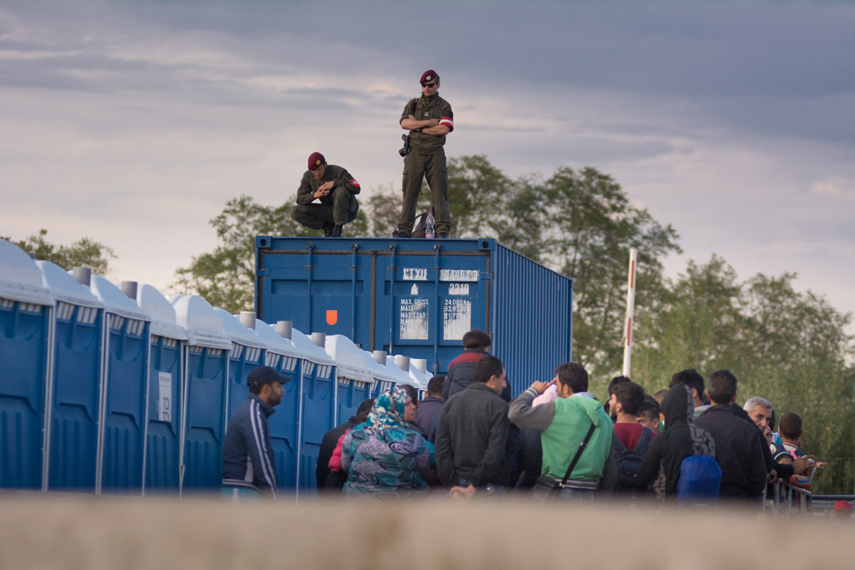 Rakouští policisté na hranici dohlíží na uprchlíky