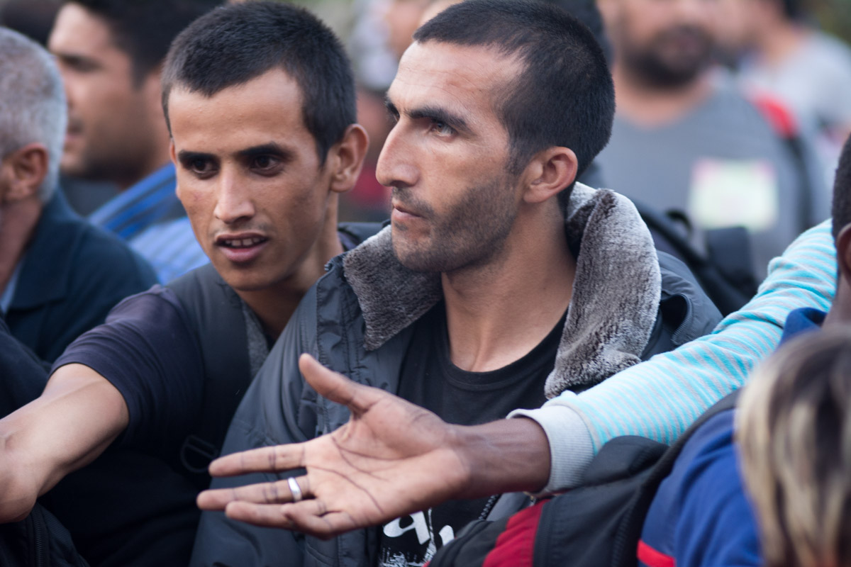 Uprchlíci dostávají na maďarsko-rakouských hranicích jídlo a pití