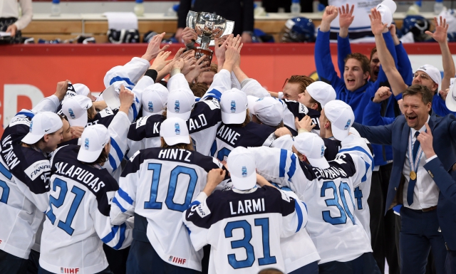 V noci na dnešek byly v Helsinkách rozdány medaile pro tři neúspěšnější týmy ostře sledovaného hokejového šampionátu pro mladé hráče do dvaceti let.