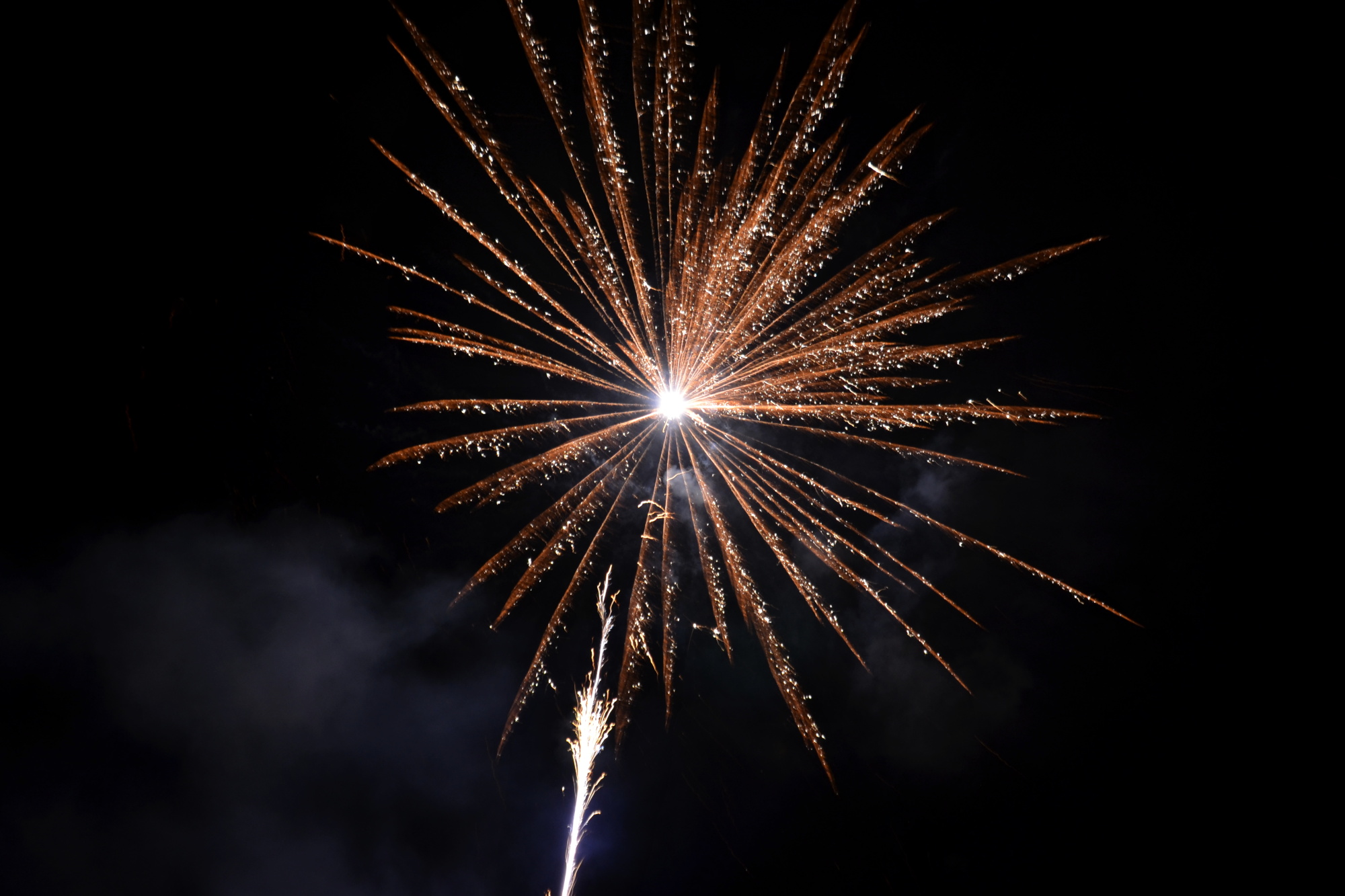 Novoroční ohňostroj, rachejtle, zábavní pyrotechnika, oslava nového roku, vítání roku 2016, Silvestr (ilustrační foto)