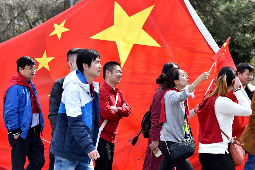 Čínského prezidenta vítali v ulicích s vlajkami hlavně Číňané