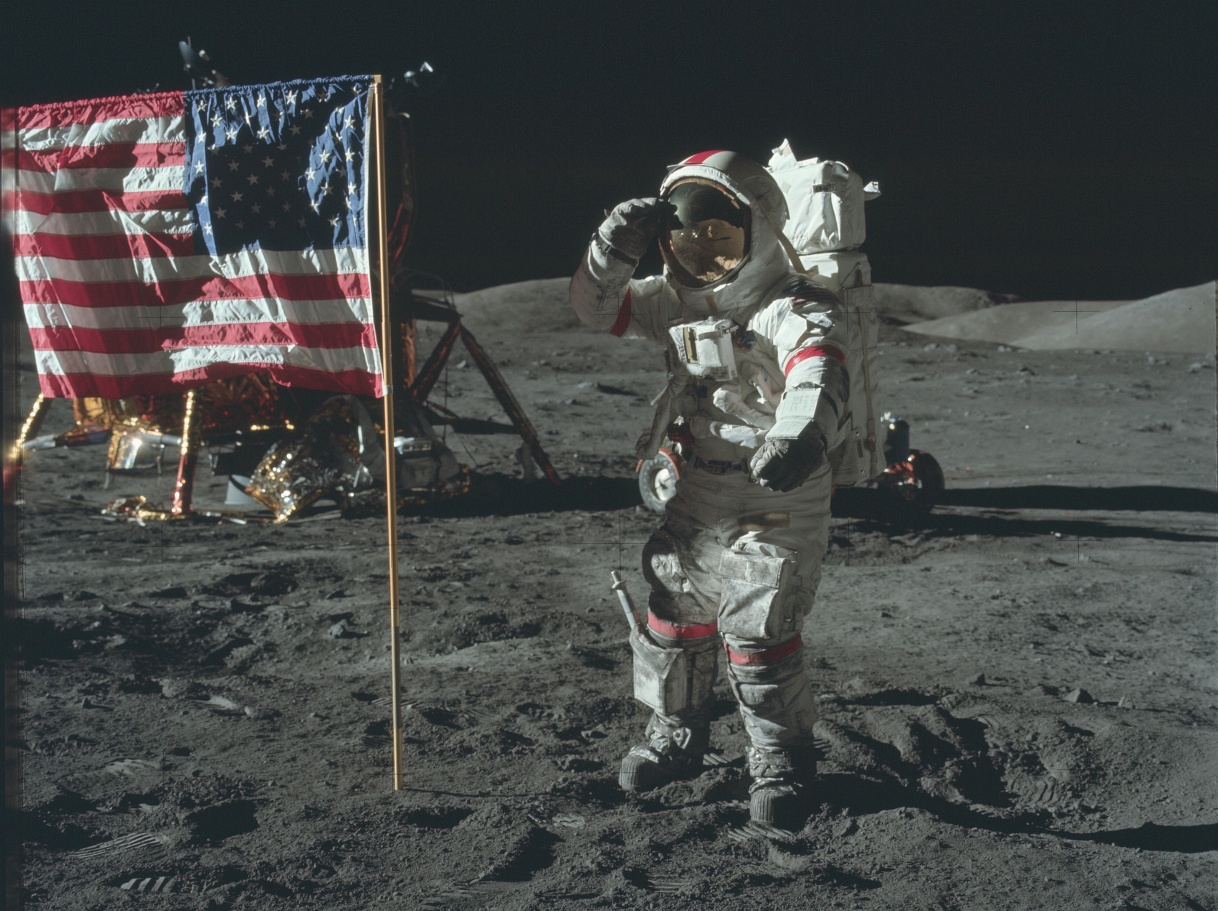 Apollo 17. Eugene Cernan vzdává čest americké vlajce