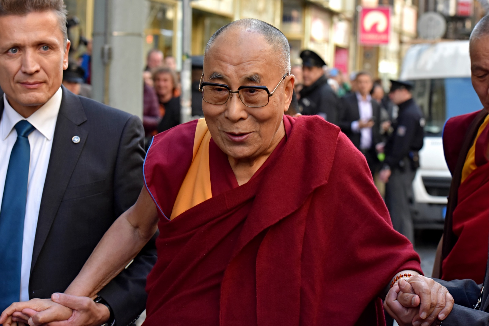 Dalajlama přijel do Prahy na konferenci Forum 2000. Soukromě se setkal s některými zákonodárci