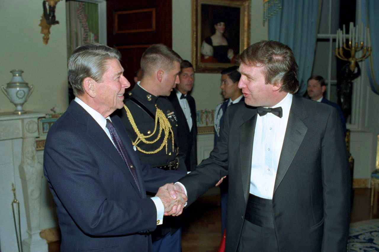 Donald Trump na setkání s Ronaldem Reaganem v roce 1987