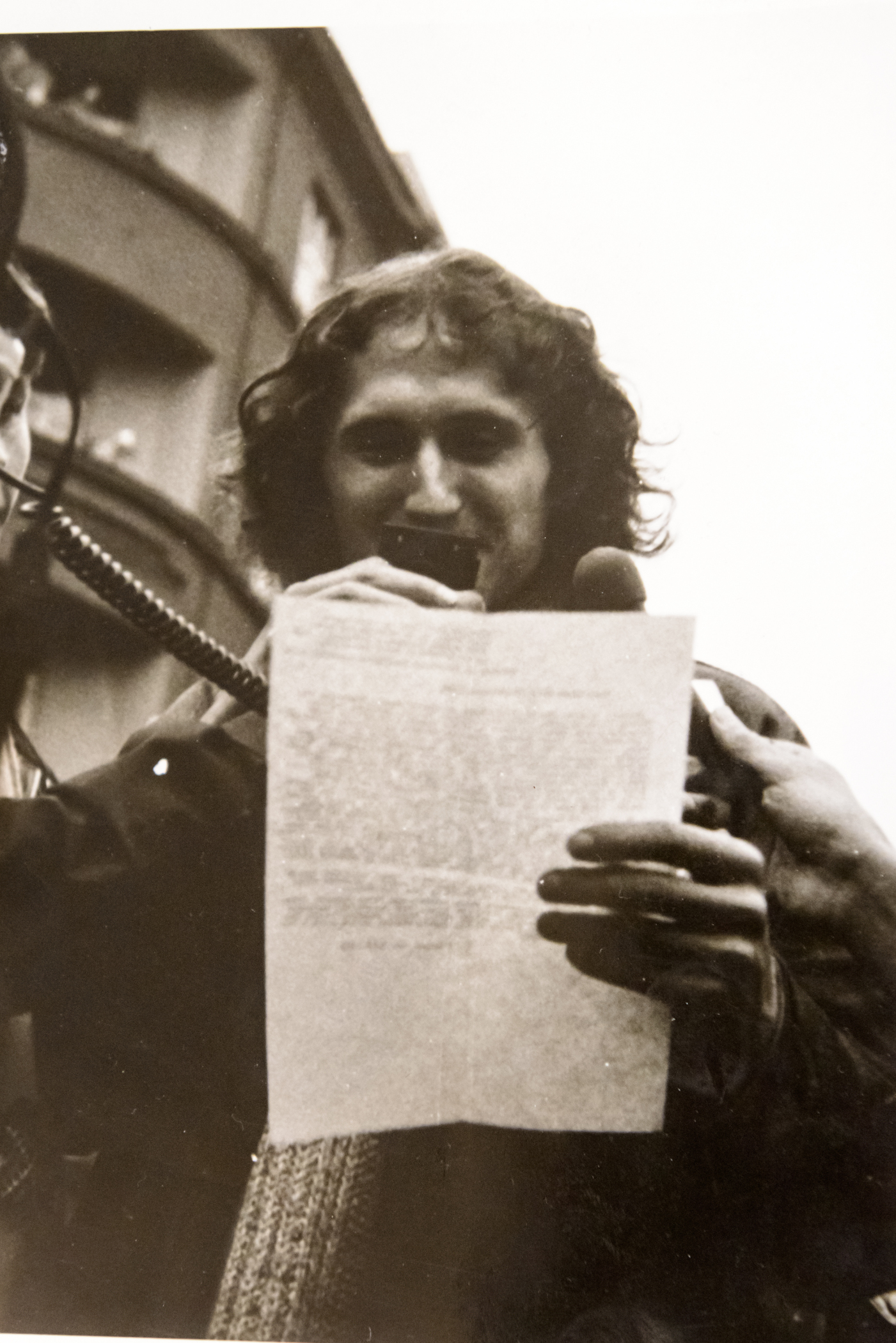 Petr Placák čte prohlášení na demostraci v roce 1988