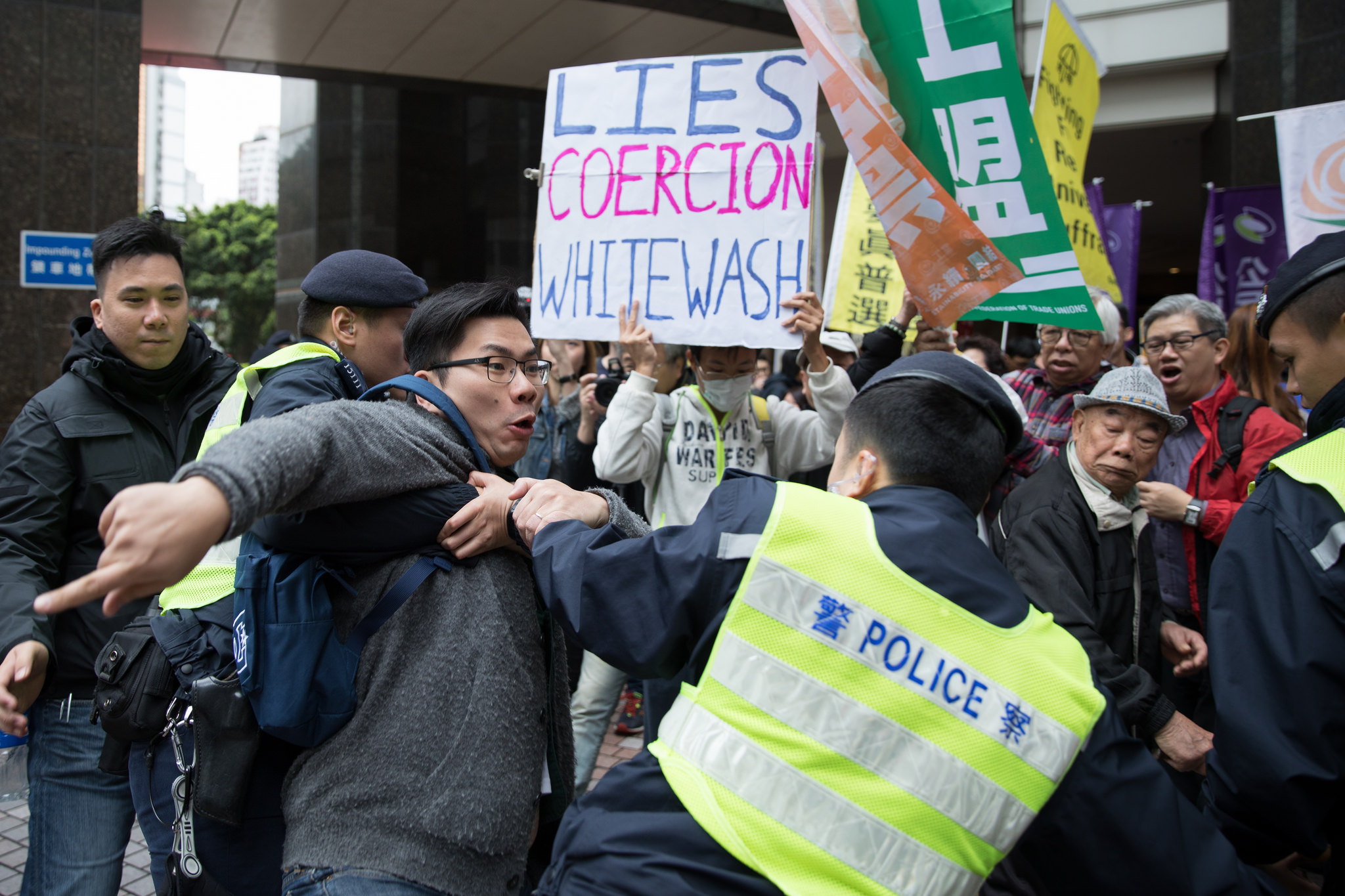Demonstranti protestují proti volbě nové správkyně Hongkongu