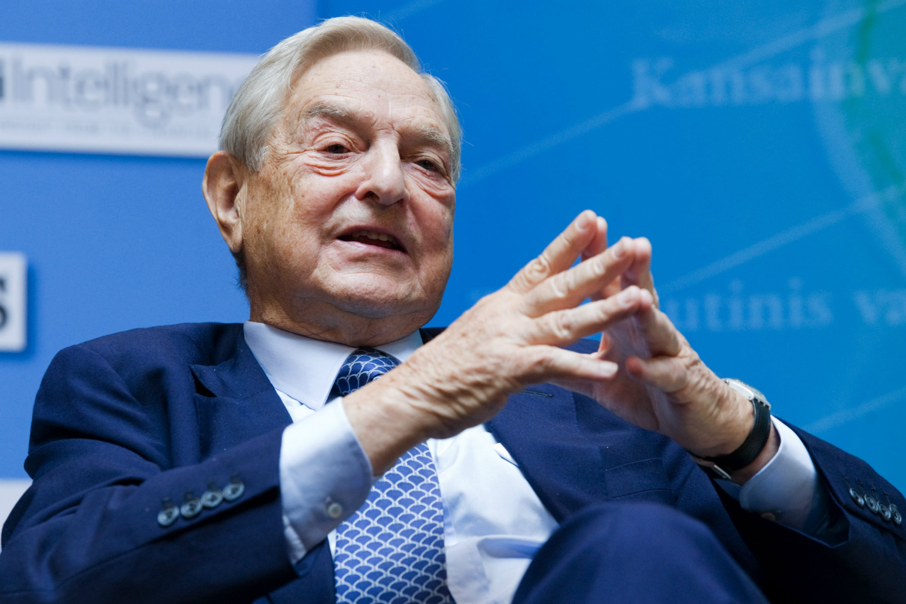 Proč se George Soros stal univerzálním nepřítelem krajní pravice? | Plus