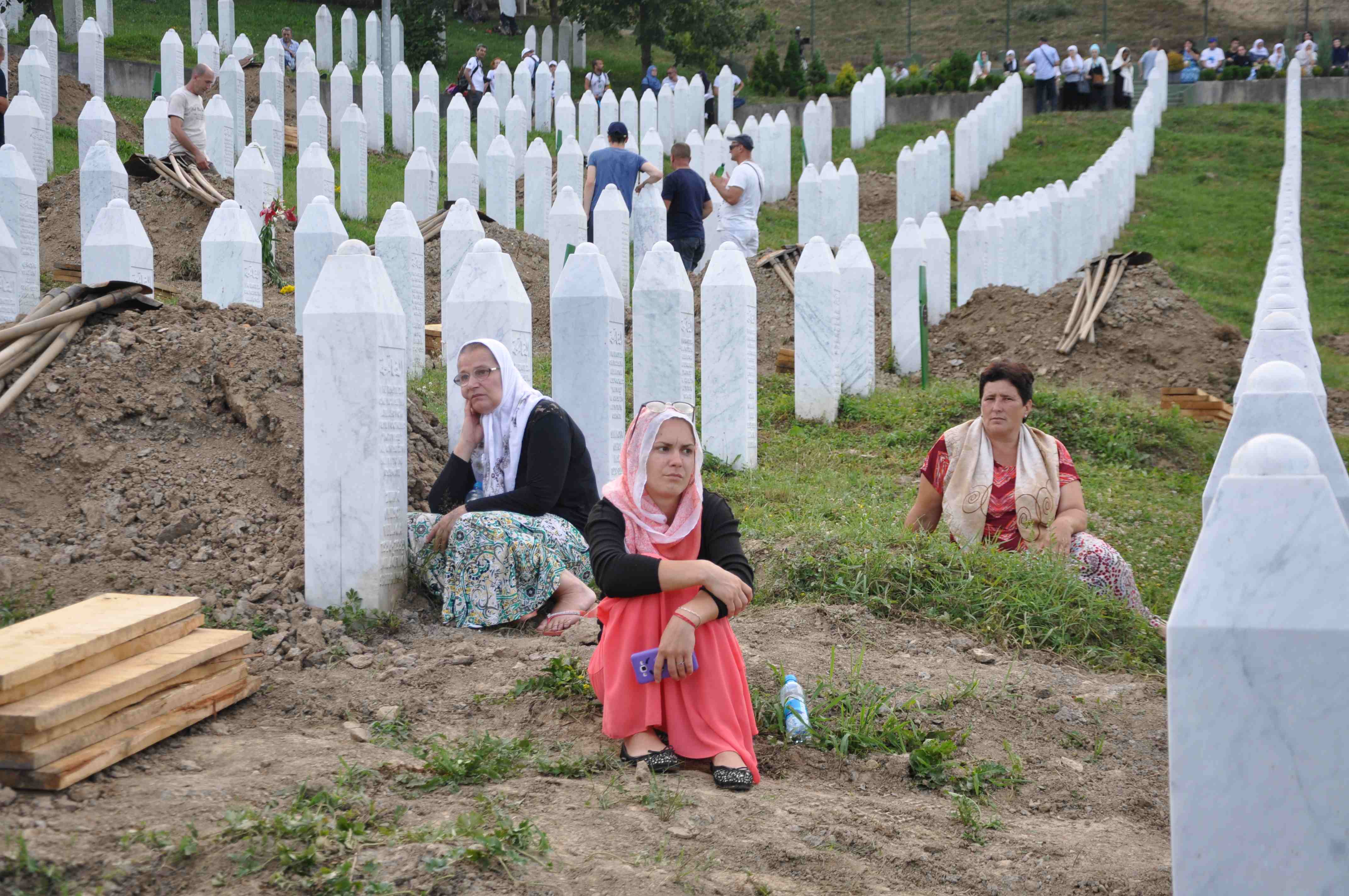 Bosenské ženy oplakávají své mrtvé i 22 let po srebrenickém masakru