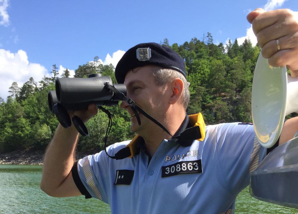 Policisté kontrolují řidiče malých motorových plavidel na přehradě Orlík