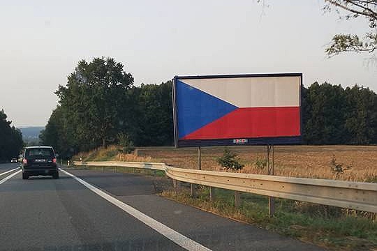 Billboardy s vlajkou se u dálnic objevily pár dní před zákazem.