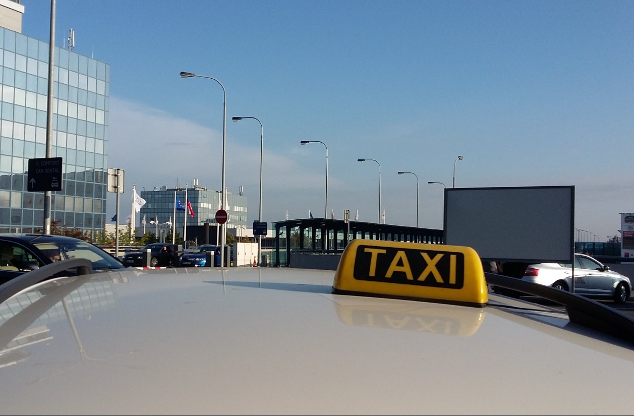 Taxikáři připravení k protestu proti službě Uber na letišti v Ruzyni