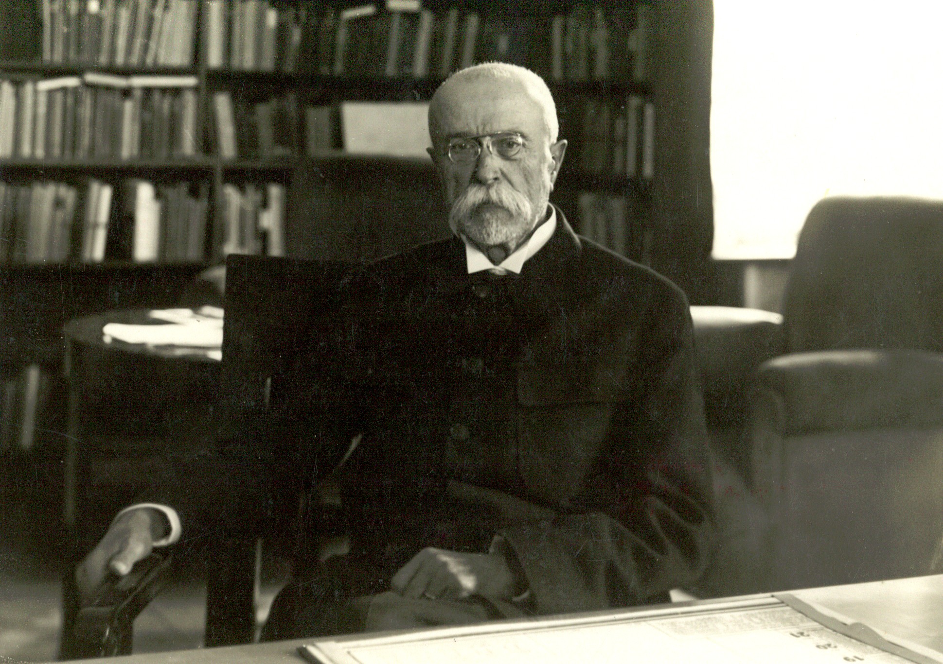 Prezident T. G. Masaryk ve své pracovně na Pražském hradě