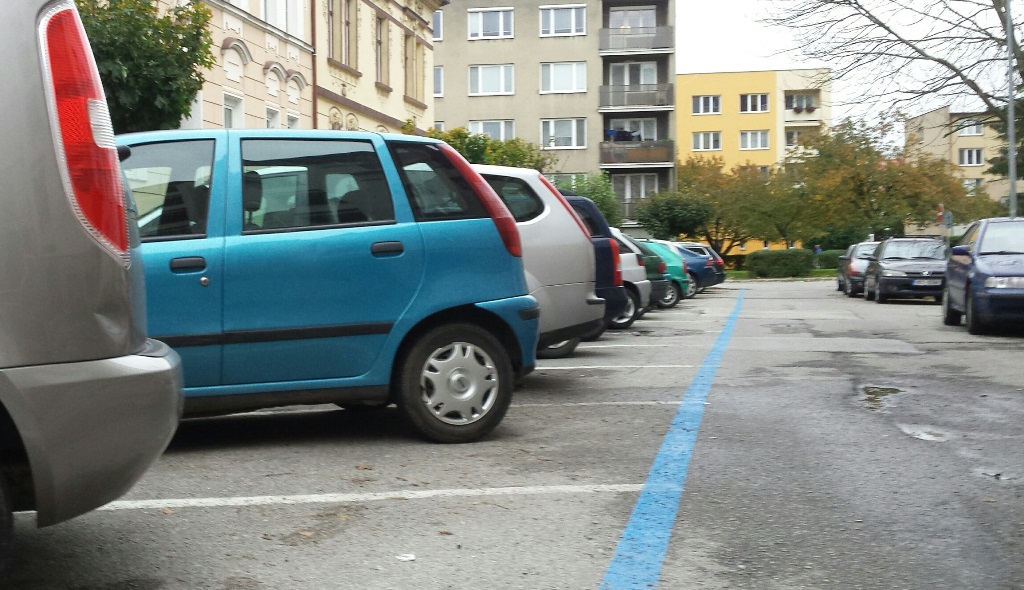 Parkovací místa označená modrým pruhem jsou jen pro místní a předplatitele. Dojíždějící by měli využívat odstavné parkoviště nebo smíšené zóny