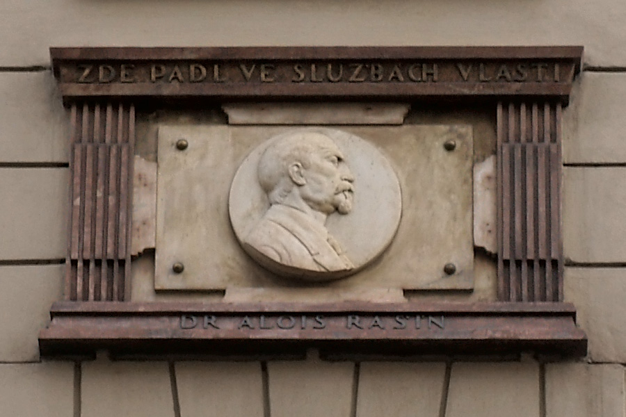 Alois Rašín na pamětní desce domu v pražské Žitné ulici 562/10, kde bydlel a před nímž byl postřelen