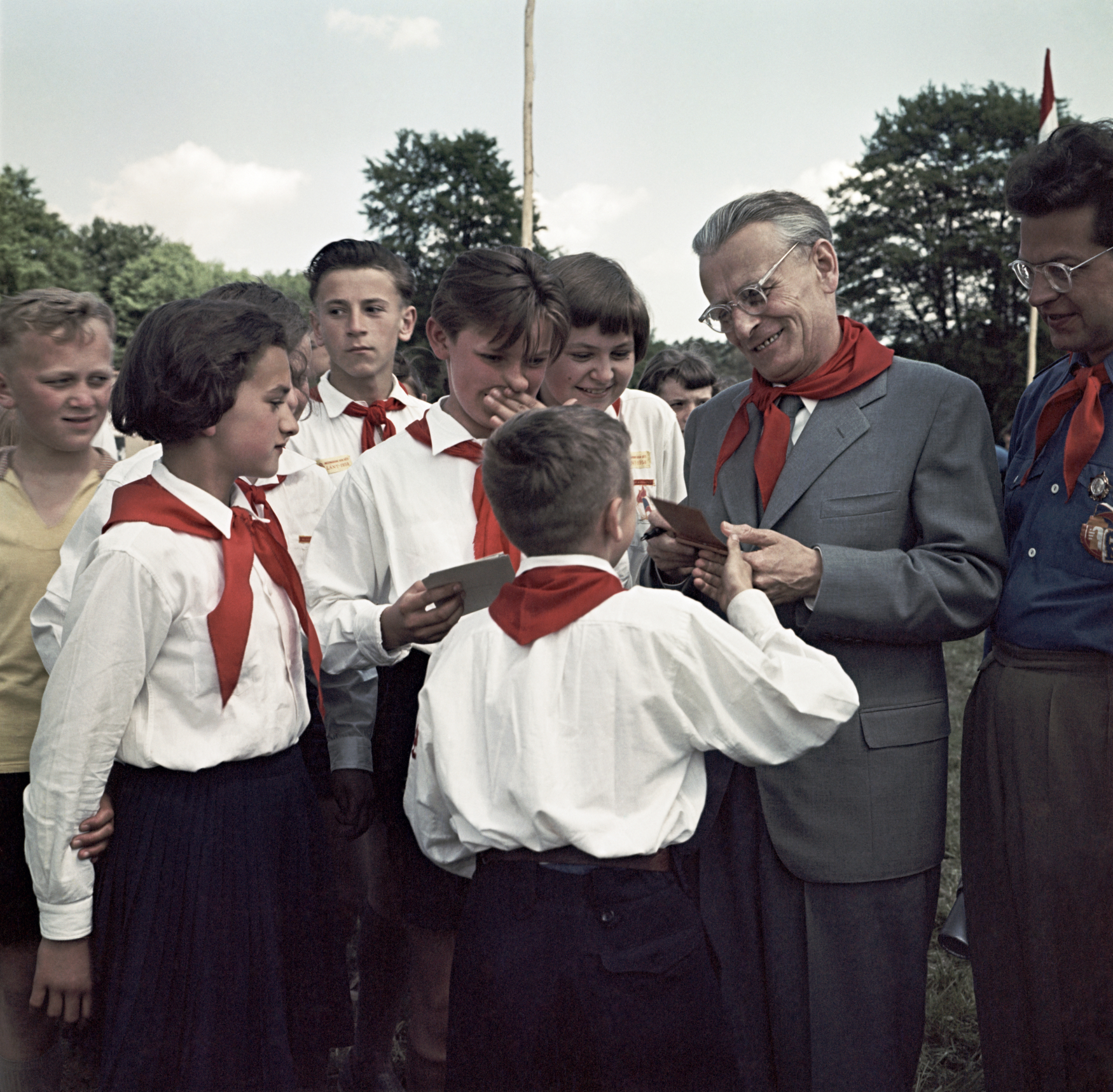 Prezident Antonín Novotný mezi pionýry, MDD 1958