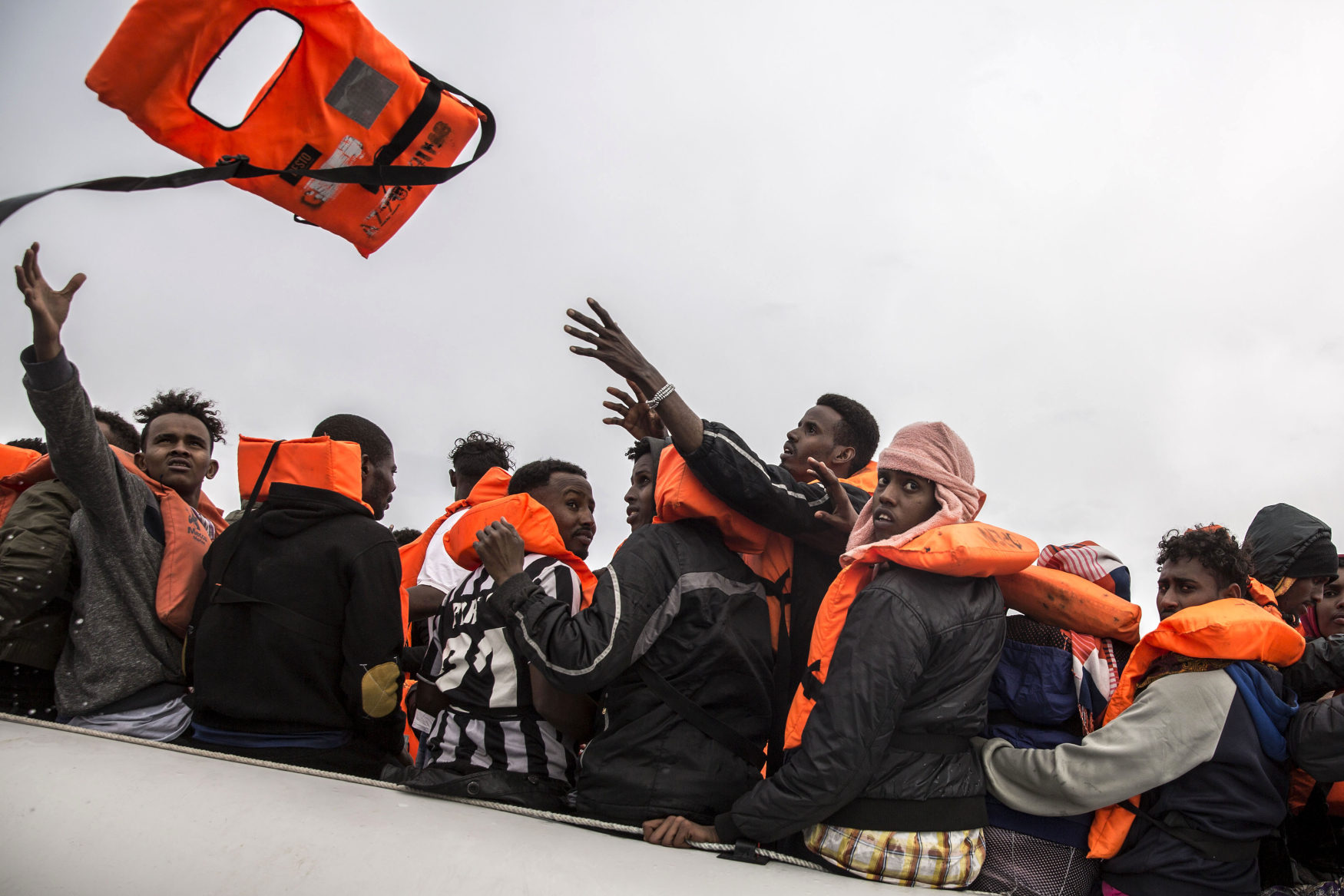 Počty migrantů a uprchlíků mířících do Evropy klesají
