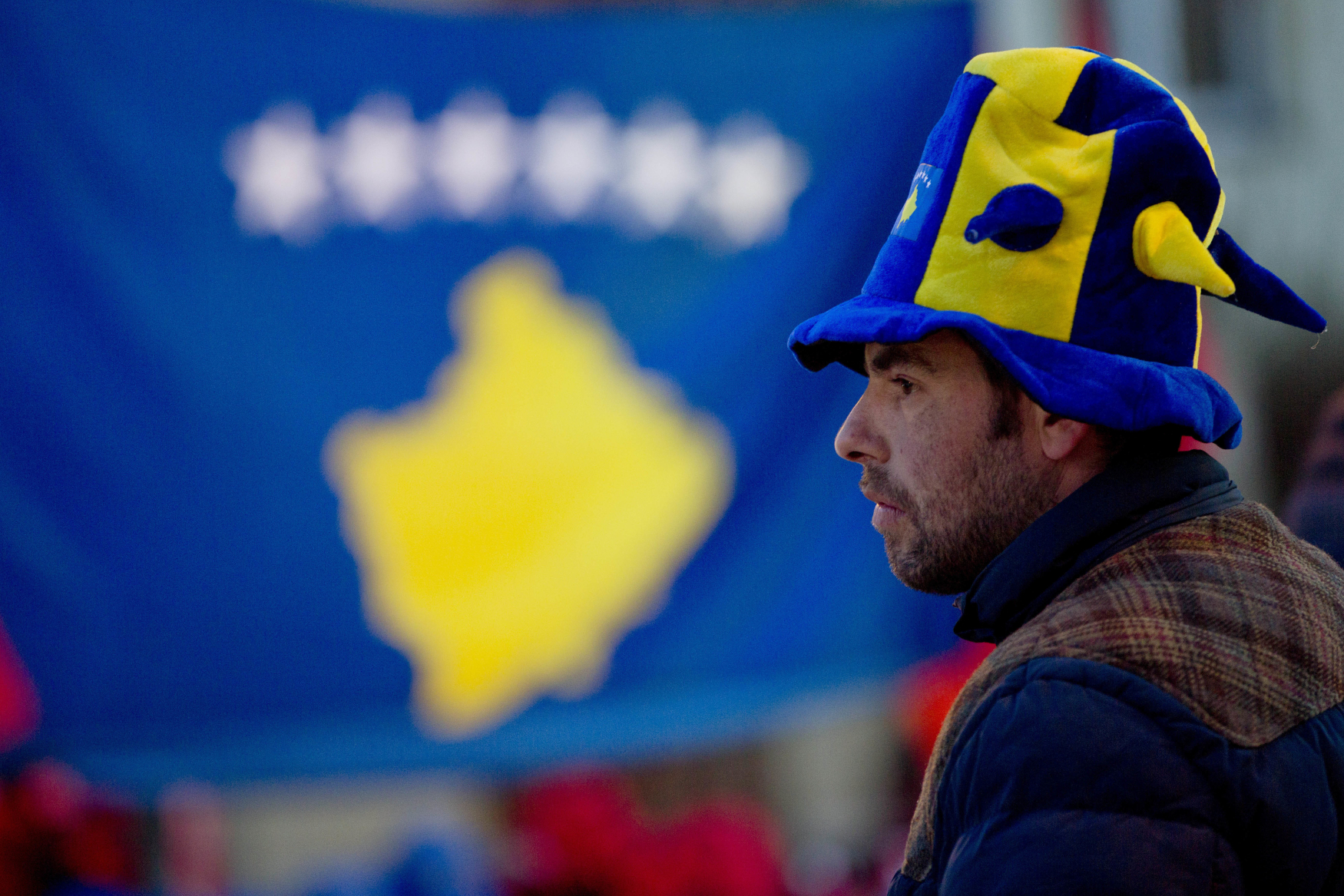 Muž při oslavách 10. výročí kosovské nezávislosti. Národní hymnu si zazpívat nemůže