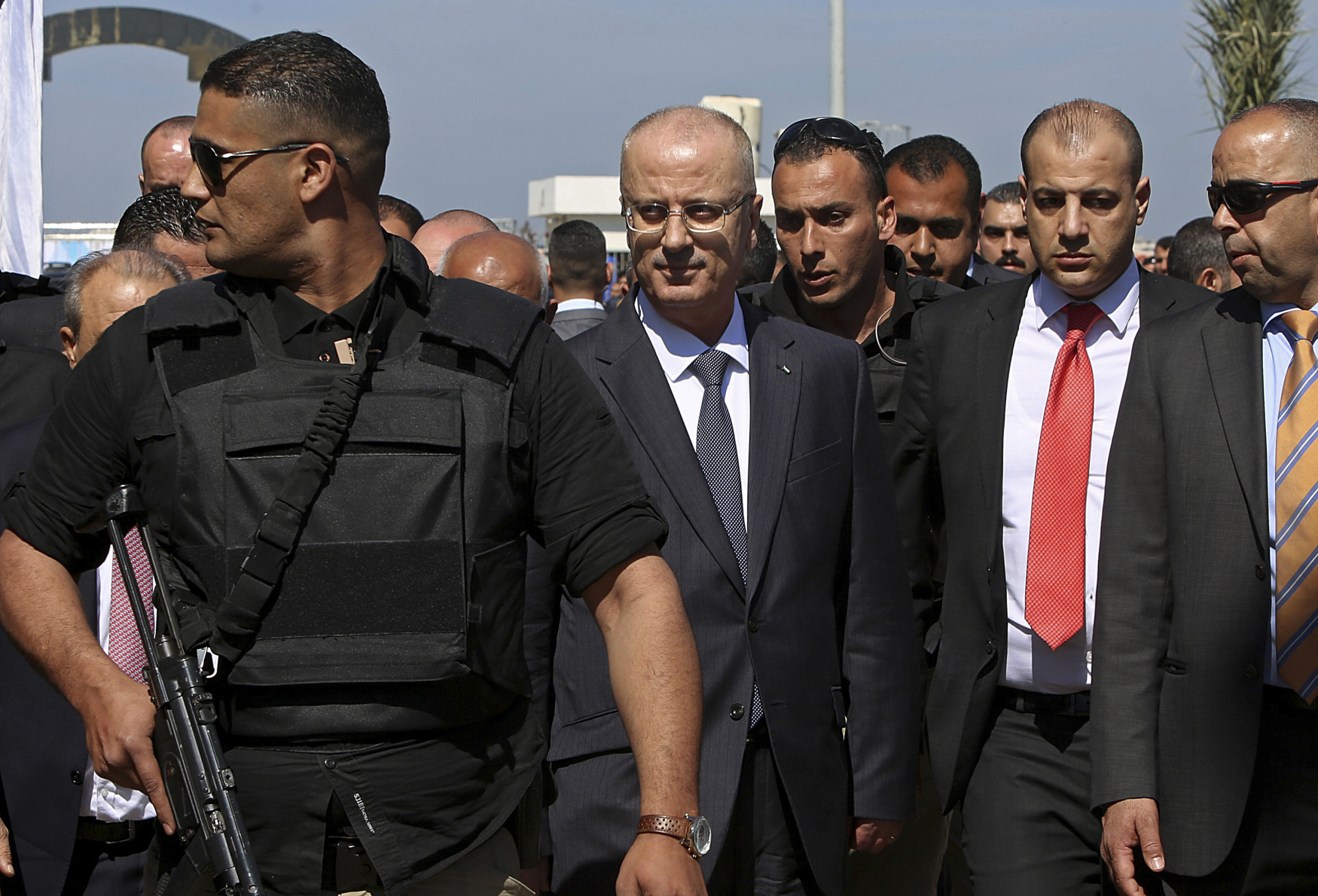 Ramí Hamdalláh (uprostřed) překročil hranice mezi Izraelem a Gazou a krátce poté vybuchla pod jedním z vozů jeho kolony nálož