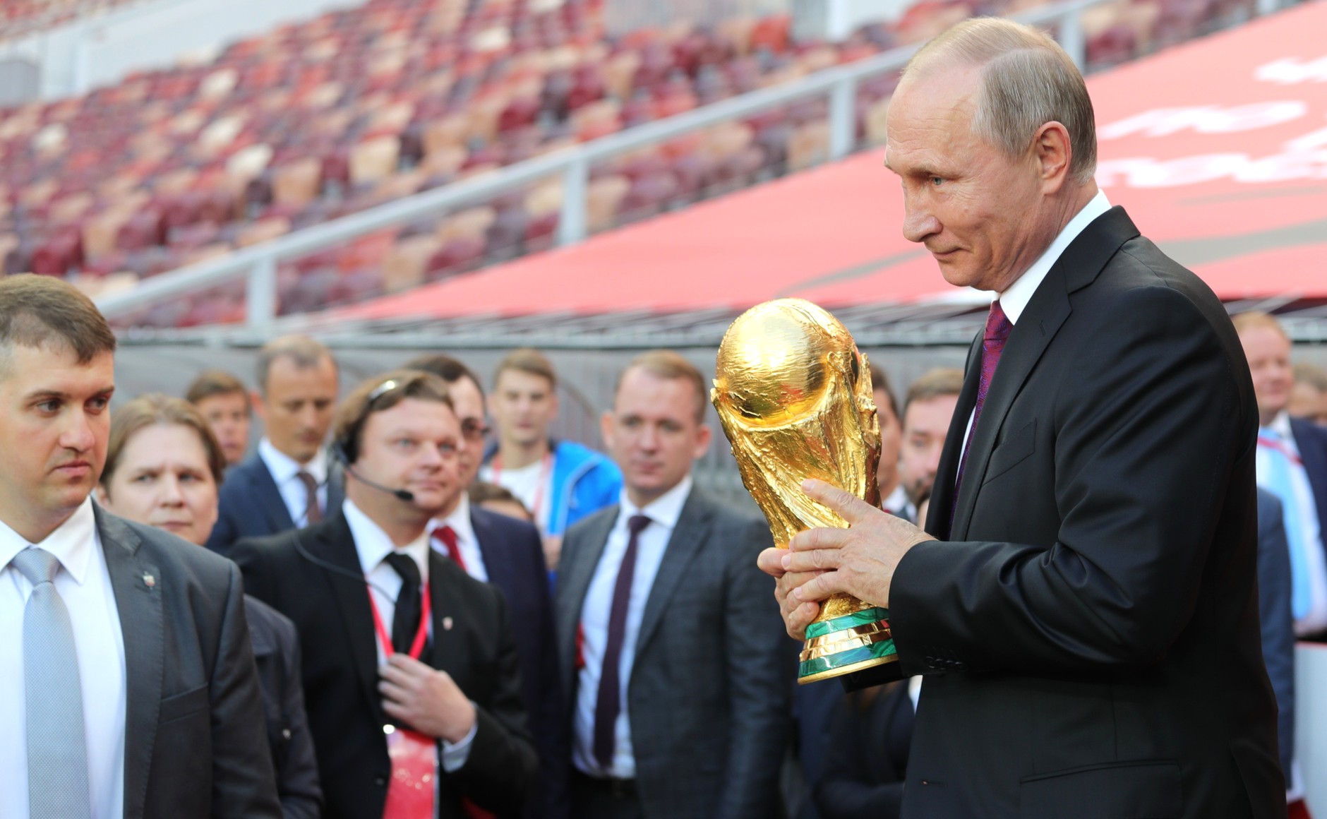 Vladimir Putin s trofejí pro vítěze fotbalového mistrovství světa