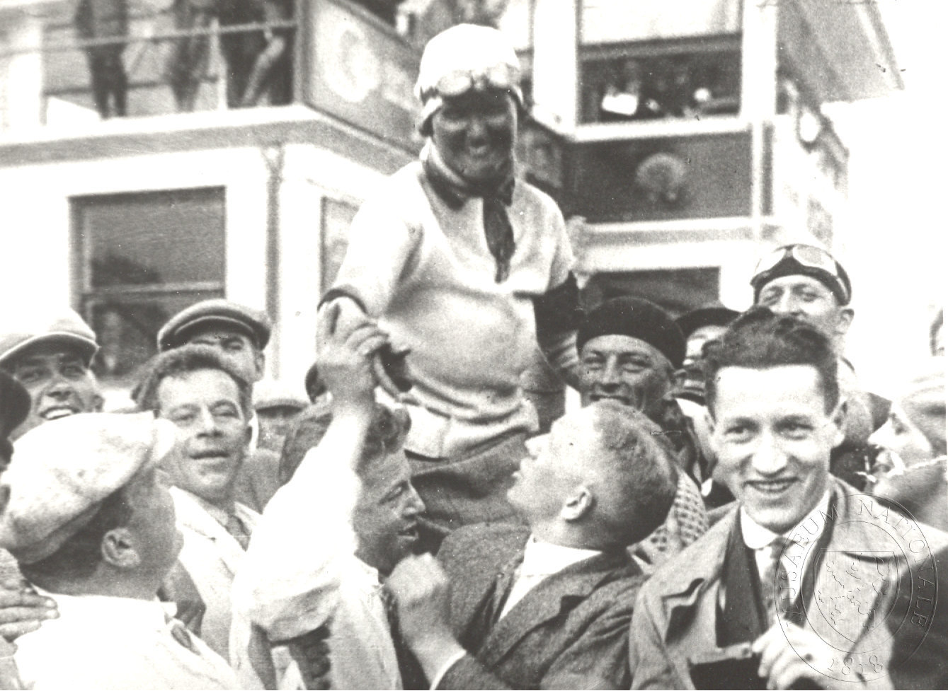 Eliška Junková na ramenou fanoušků po Velké ceně Německa na Nürburgringu, kde získala první místo (1927)