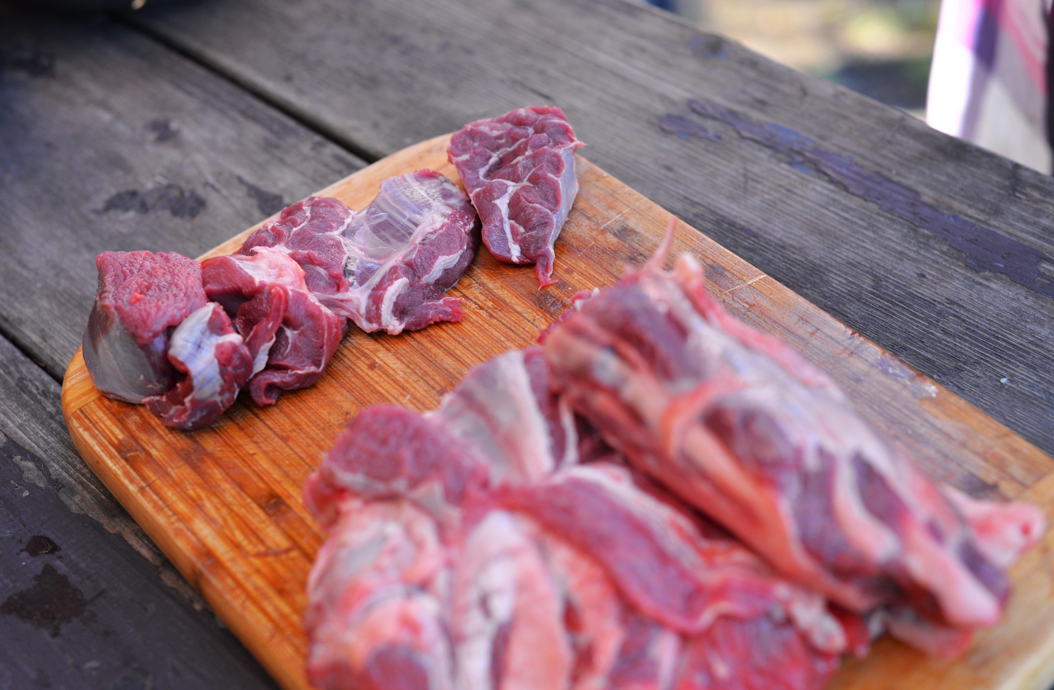 Hovězí maso nakrájíme na menší kostičky, vepřové na větší kostičky (různé velikosti kvůli délce vaření masa)