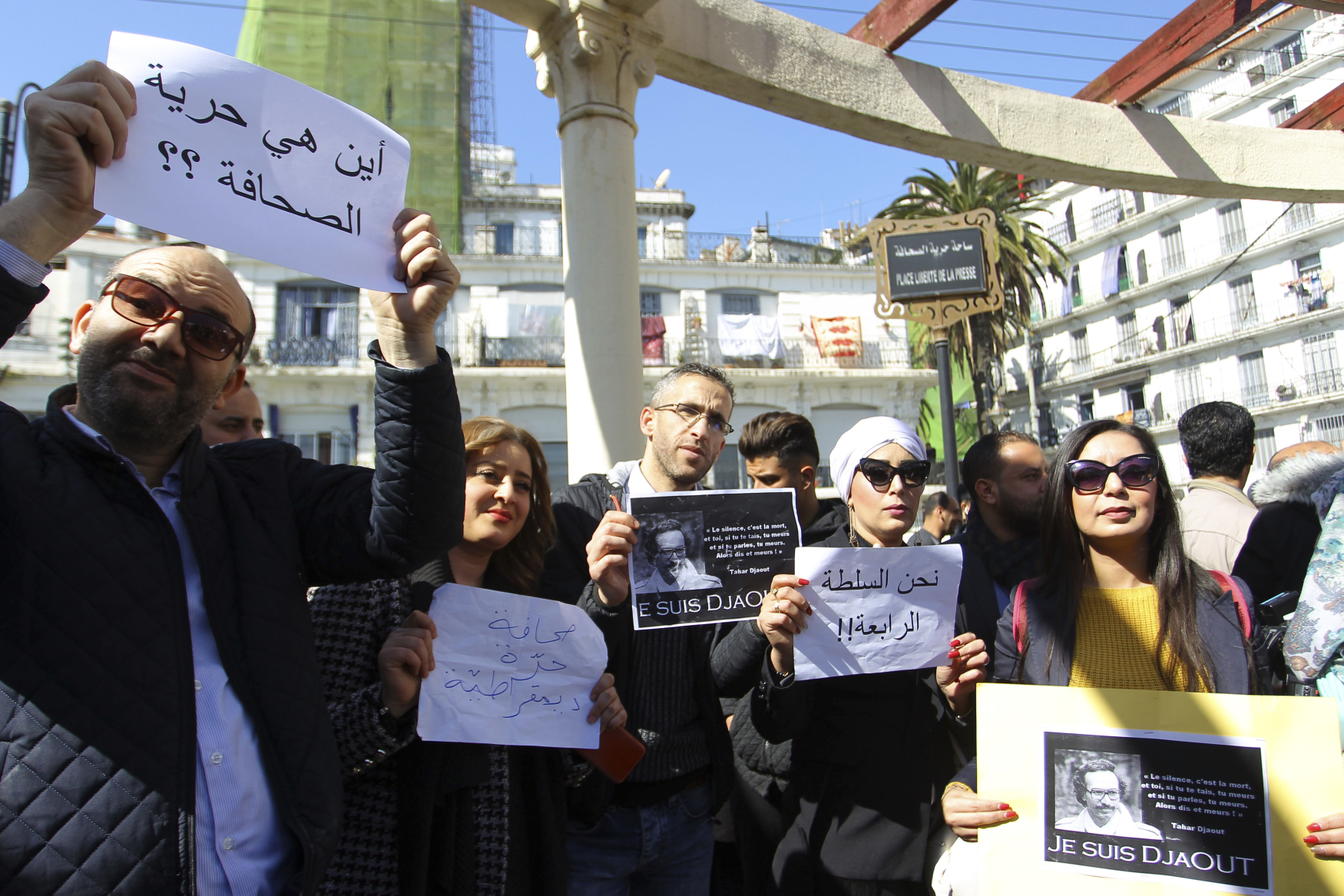 Novináři protestují proti svým médiím, která jim údajně bránila informovat o demonstracích proti alžírskému prezidentovi