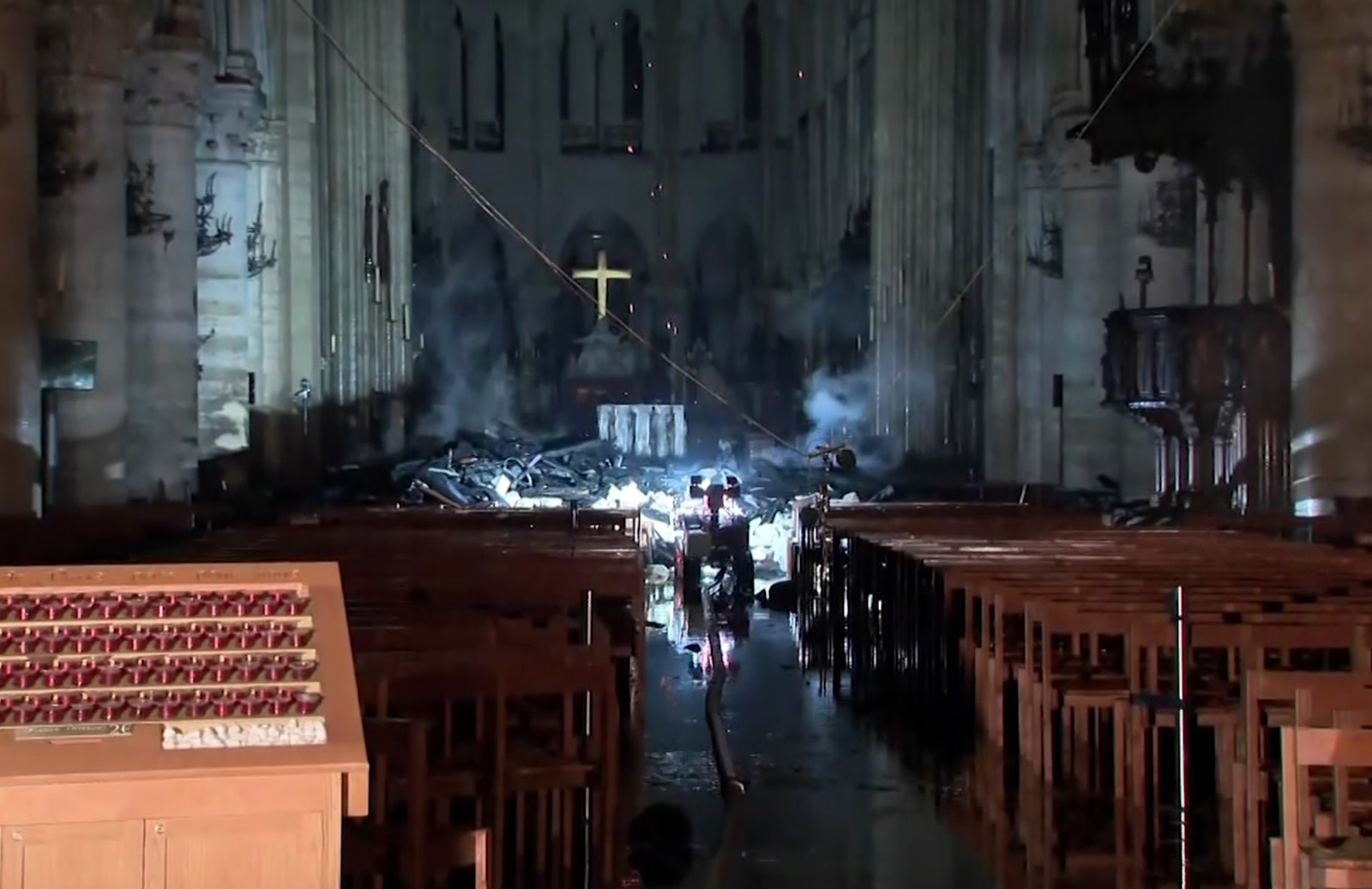 Pařížská katedrála Notre-Dame po ničivém požáru