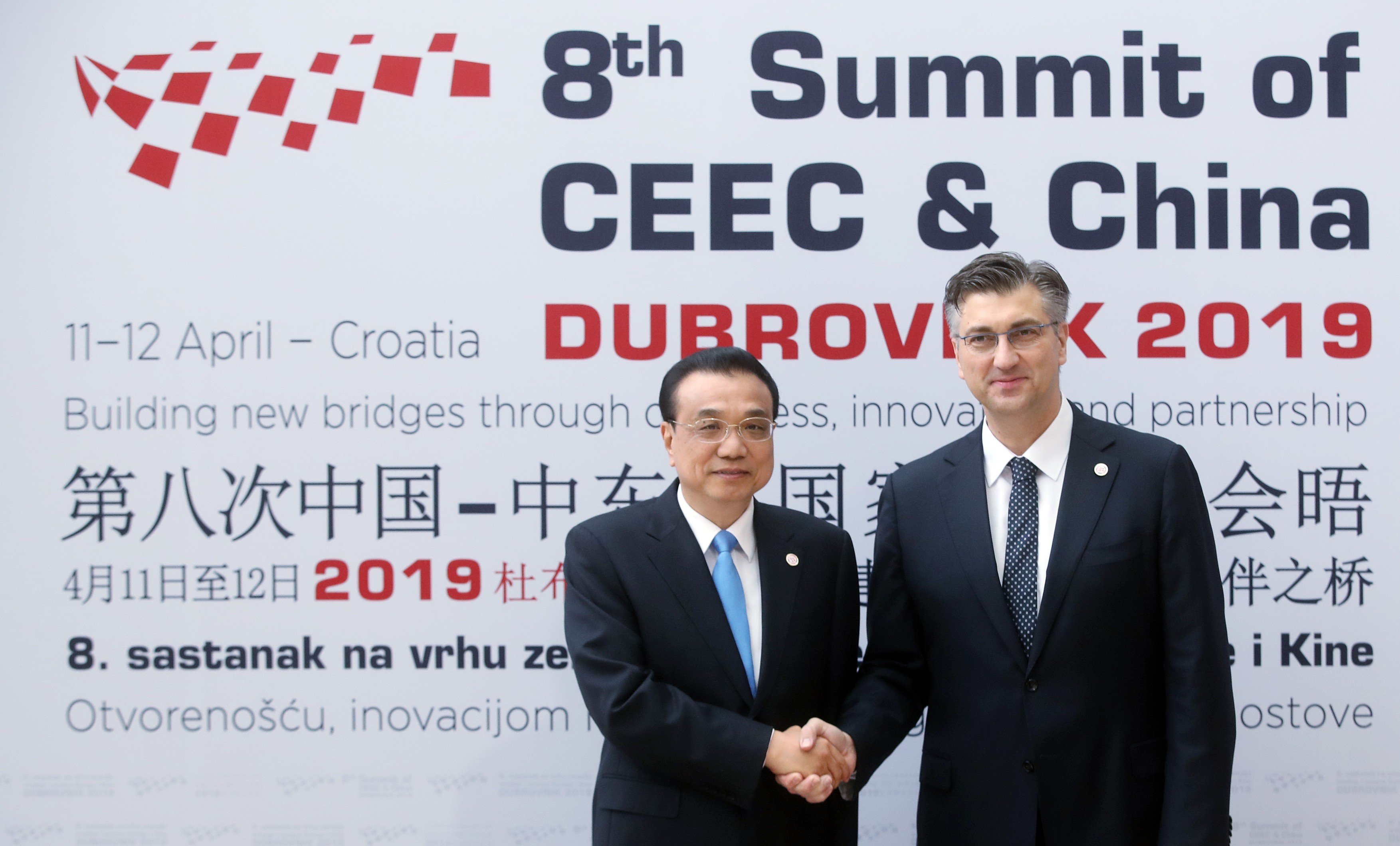 8. summit zemí střední a východní Evropy a Číny. Na snímku čínský premiér Li Kche-čchiang a chorvatský premiér Andrej Plenkovic 8. summit zemí střední a východní Evropy a Číny. Na snímku čínský premiér Li Kche-čchiang a chorvatský premiér Andrej Plenkovic