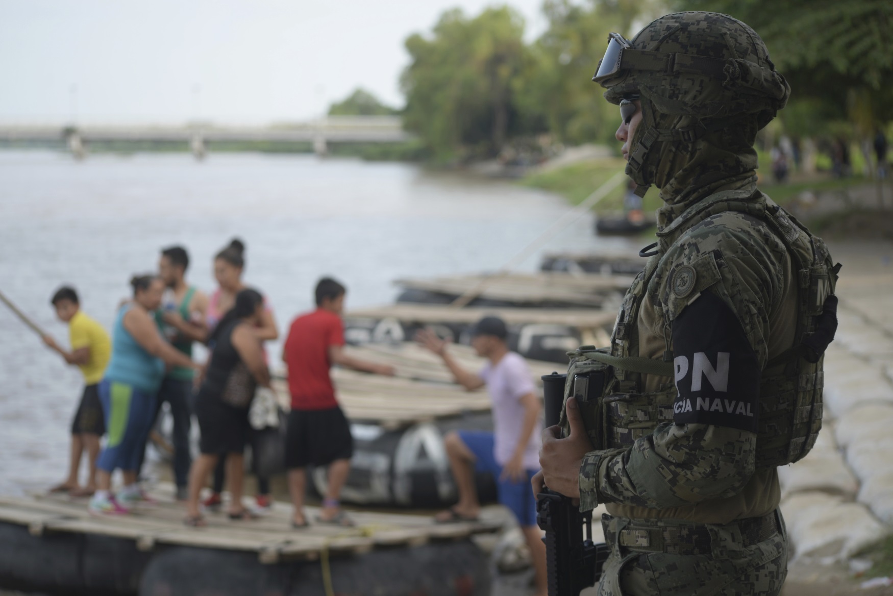 Příslušník mexické námořní pěchoty hlídkuje na mexicko-guatemalské hranici